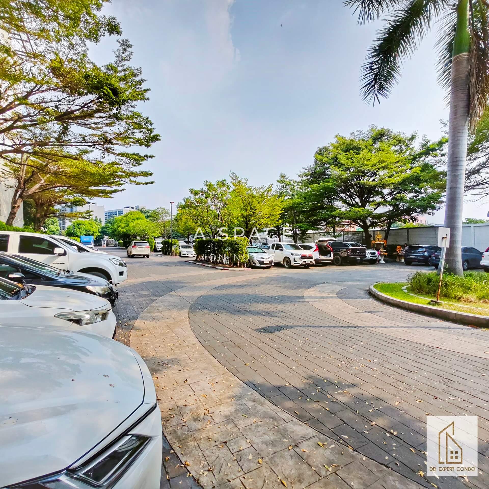 ที่จอดรถกลางแจ้ง คอนโด เอ สเปซ สุขุมวิท 77